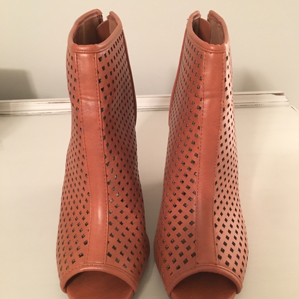 Spirit Moda size 8 tan wedge booties